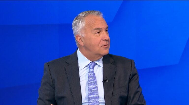 Επίθεση από κουκουλοφόρους κατά του Μάκη Βορίδη και της οικογένειας του σε εστιατόριο στην Κρήτη – Πέταξαν αυγά και πέτρες