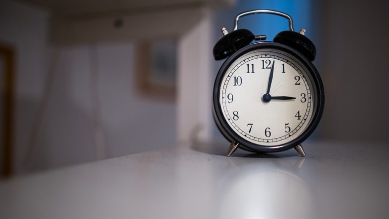Άλλαξε η ώρα στις 04:00 τα ξημερώματα της Κυριακής Άλλαξε η ώρα στις 04:00 τα ξημερώματα της Κυριακής