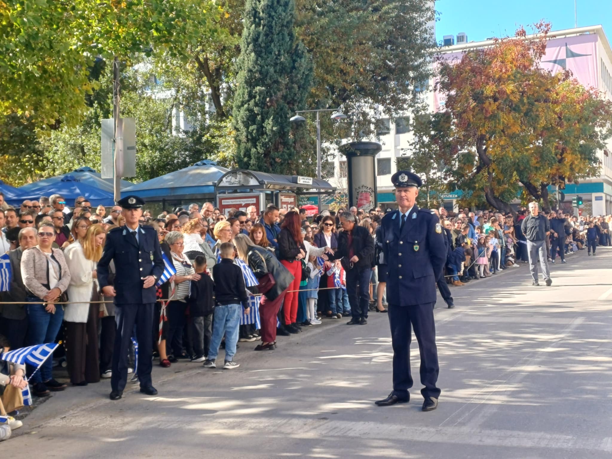 Πλήθος κόσμου παρακολουθεί με λιακάδα την παρέλαση στη Λάρισα (ΦΩΤΟ+video)