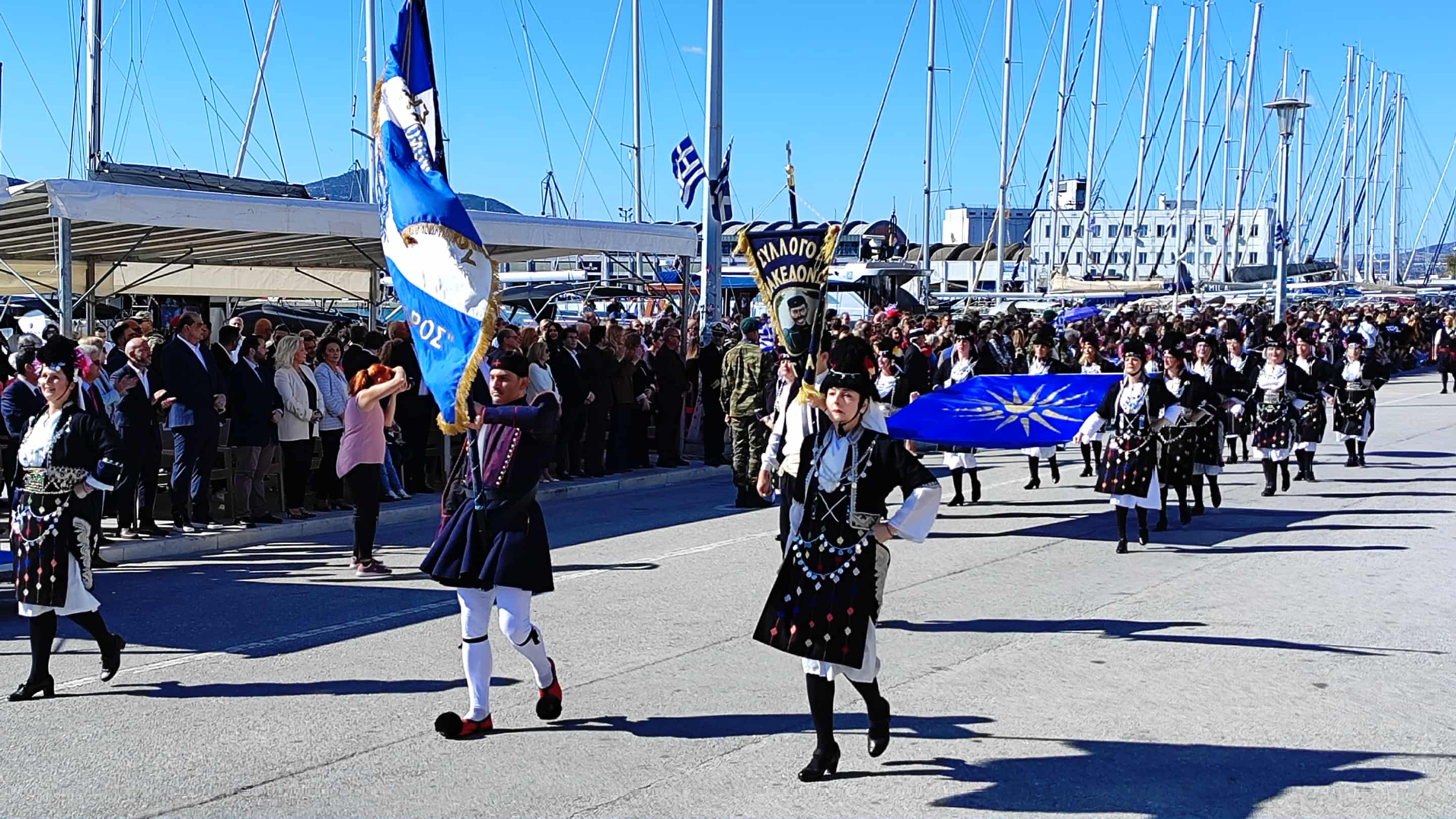 Πλήθος κόσμου στην παραλία στην παρέλαση του Βόλου (ΦΩΤΟ)