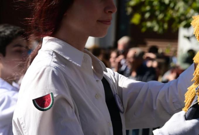 28η Οκτωβρίου: Μαθήτριες έβαλαν το σήμα του καρπουζιού στις στολές τους σε ένδειξη αλληλεγγύης στην Παλαιστίνη