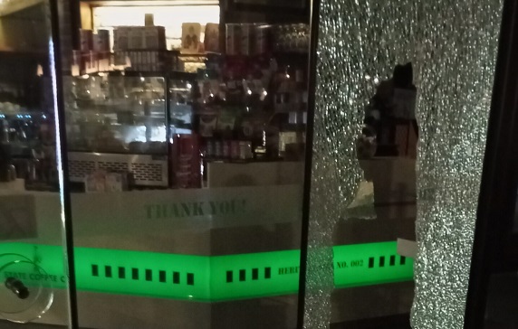 Μπαράζ διαρρήξεων σε επιχειρήσεις στον Βόλο χθες το βράδυ – Άγνωστοι έσπασαν τζαμαρίες, άρπαξαν χρήματα