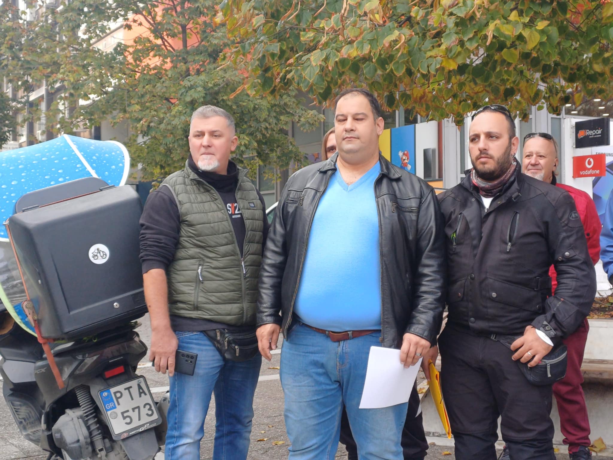 Διαμαρτυρία από τους διανομείς της Λάρισας- ενημερώνουν τον κόσμο με φυλλάδια στην κεντρική πλατεία (ΦΩΤΟ)