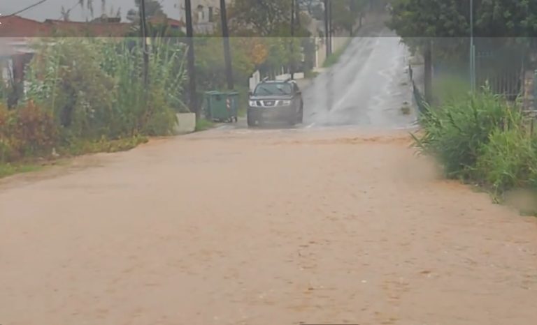 Κακοκαιρία στη Σκιάθο: Δρόμοι μετατράπηκαν σε ποτάμια – Προβλήματα στις μετακινήσεις