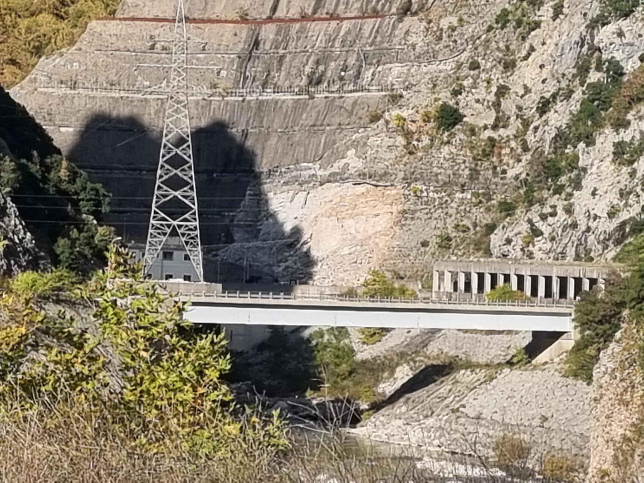 Ανησυχία από την κατολίσθηση στο εργοστάσιο της ΔΕΗ στη Γλύστρα Μεσοχώρας-κίνδυνος εγκατάλειψης του έργου (ΦΩΤΟ+video)