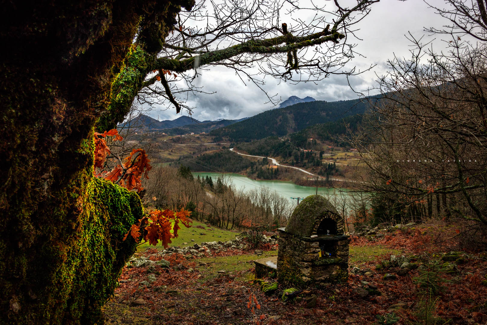 Φθινόπωρο στη Λίμνη Πλαστήρα σε φόντο χρυσοκίτρινο και γαλάζιο...