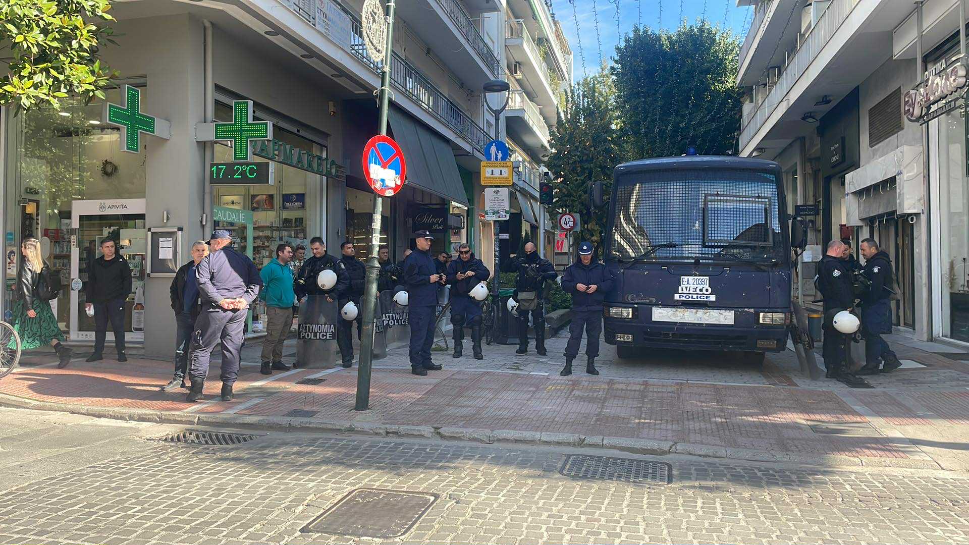 Ισχυρές αστυνομικές δυναμεις έξω από το γραφείο του Χρ. Κέλλα όπου διαμαρτύρονται κτηνοτρόφοι (ΦΩΤΟ)