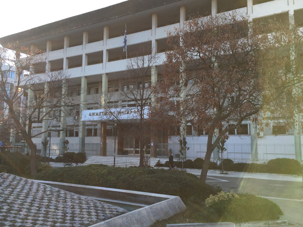 Ελεύθερος, παρά την καταδίκη, κατηγορούμενος για γενετήσια πράξη με 14χρονη στο Βόλο