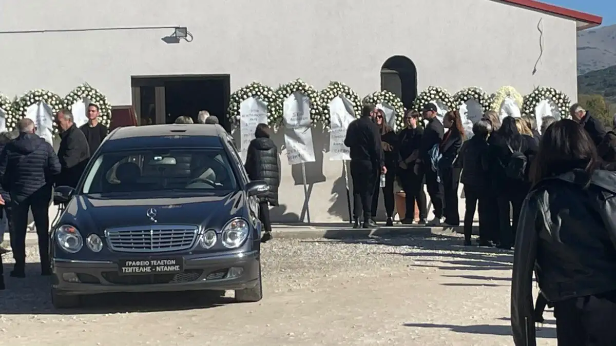 Δαμάσι Τυρνάβου: Σε κλίμα βαθιάς οδύνης το τελευταίο αντίο στην 49χρονη που σκοτώθηκε στον φούρνο (ΦΩΤΟ)