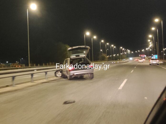 Αυτοκίνητο καρφώθηκε στο στηθαίο στον δρόμο Λάρισας – Τρικάλων