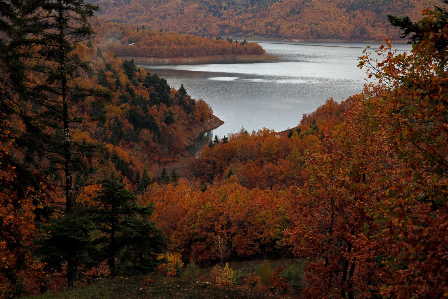 «Λίμνη Πλαστήρα, η σαρωτική ομορφιά του τόπου με τα χίλια χρώματα»