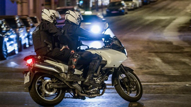 Λάρισα: Οδηγούσε επικίνδυνα μοτοσικλέτα, έριξε κεφαλιά σε αστυνομικό σε έλεγχο και συνελήφθη