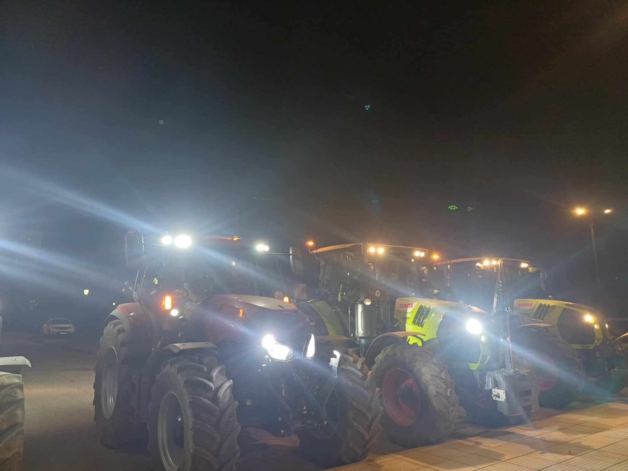 Ένα ενιαίο μπλόκο στη Θεσσαλία κι...ακόμη ένα και τα τρακτερ μέχρι τα Χριστούγεννα στις εθνικές οδούς!