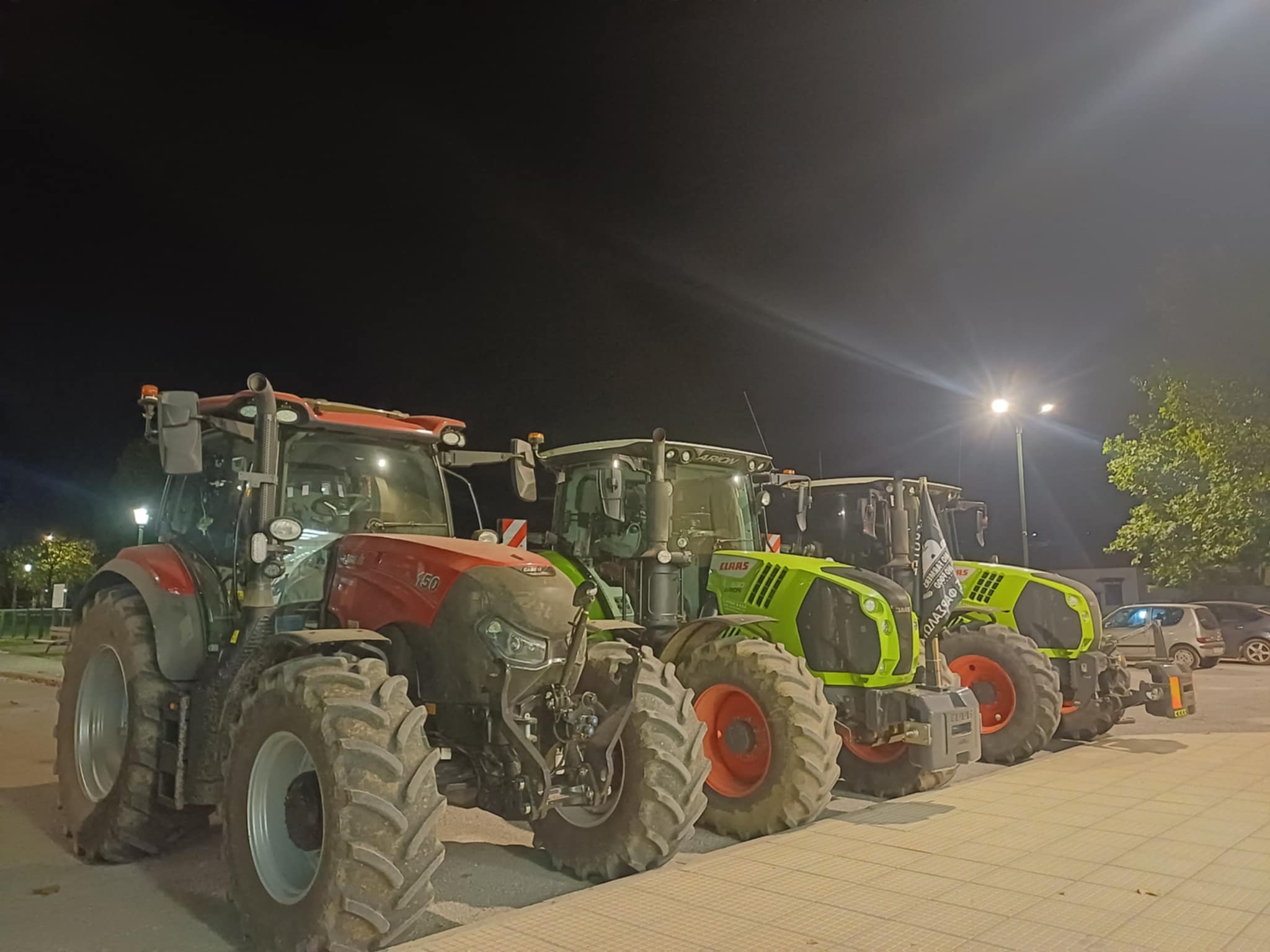 Ένα ενιαίο μπλόκο στη Θεσσαλία κι...ακόμη ένα και τα τρακτερ μέχρι τα Χριστούγεννα στις εθνικές οδούς!