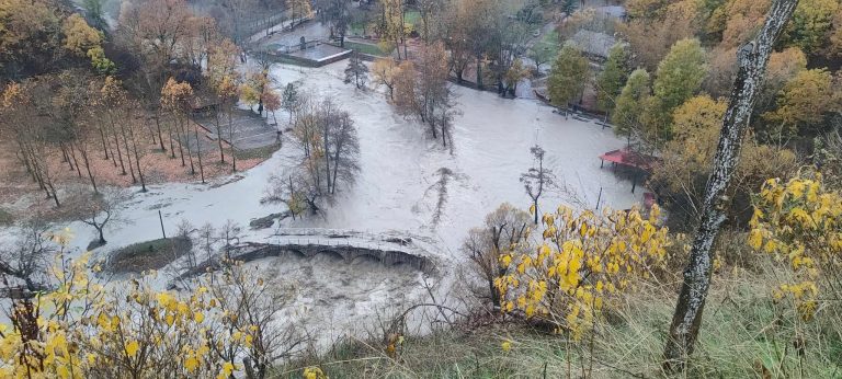 Εικόνες καταστροφής στο Νεστόριο – Υπερχείλισε ο ποταμός Αλιάκμονας