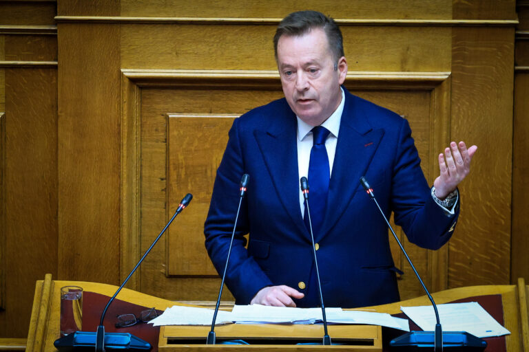 Κόκκαλης: «Κόλαφος» για την κυβέρνηση η επίσημη απάντηση της Κομισιόν για τις επιπτώσεις του εμβολιασμού στη φέτα