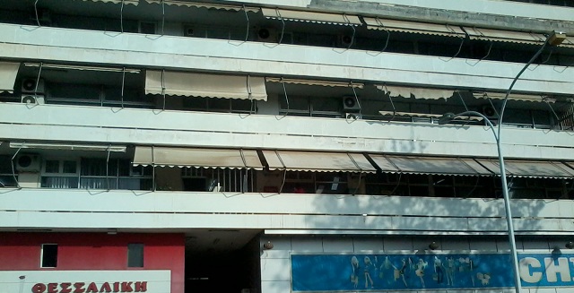 Απειλούσε να αυτοκτονήσει 31χρονος στην Εφορία Βόλου – Επιζών του δυστυχήματος των Τεμπών ο απελπισμένος άνδρας