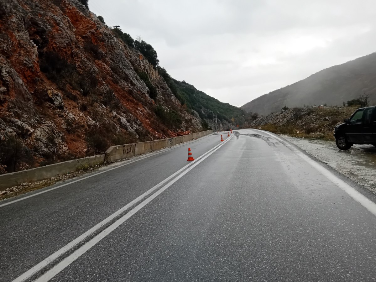Κακοκαιρία: Κλειστή η εθνική οδός Κοζάνης – Λάρισας λόγω πτώσης βράχων