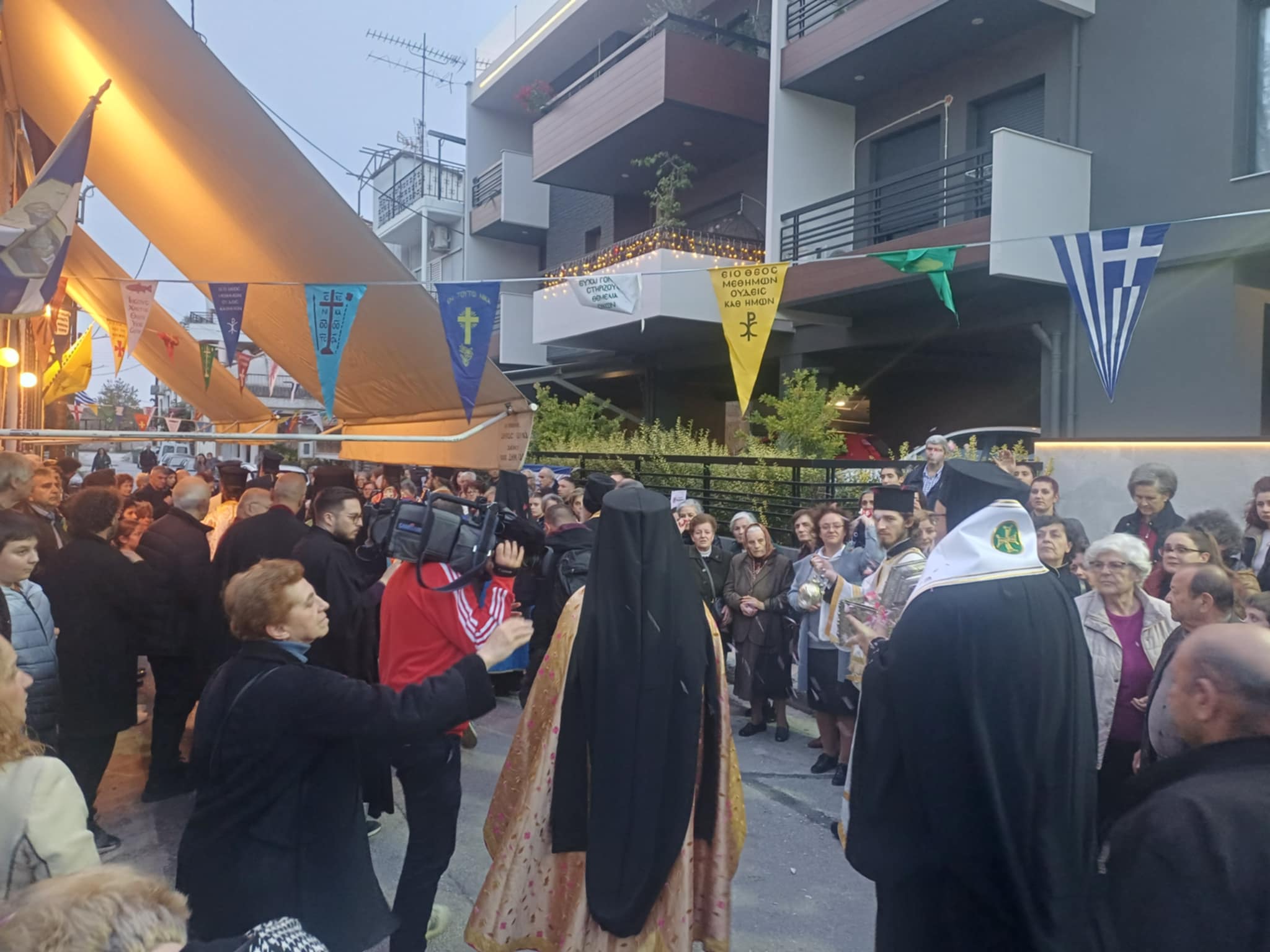 Πλήθος πιστών στη Λάρισα υποδέχτηκε τμήμα του Ιερού λειψάνου του Αγίου Στυλιανού (ΦΩΤΟ+video)