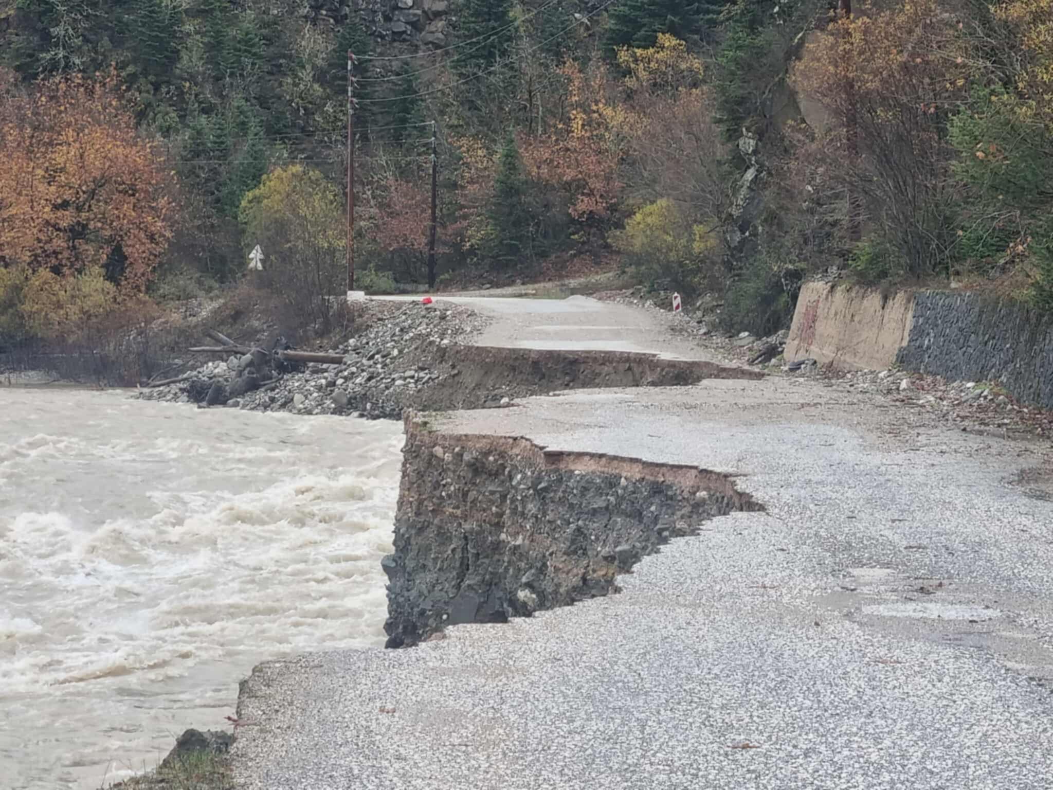 Στο έλεος της κακοκαιρίας παραμένουν αποκλεισμένα χωριά στον Ασπροπόταμο-(ΦΩΤΟ+video)
