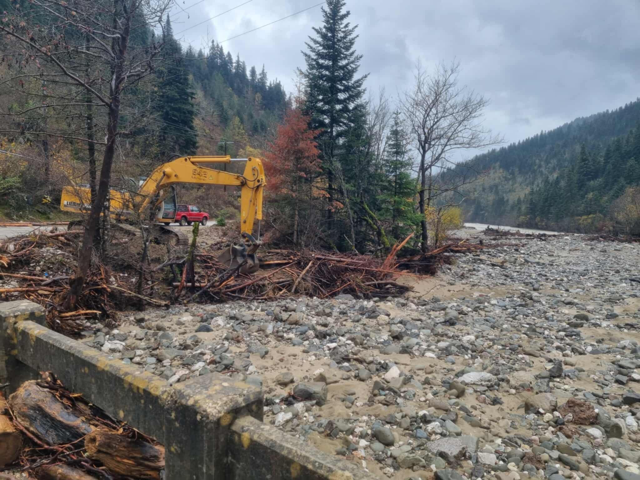 Αποκλεισμένα χωριά στον Ασπροπόταμο – Ζημιές στο οδικό δίκτυο από την κακοκαιρία