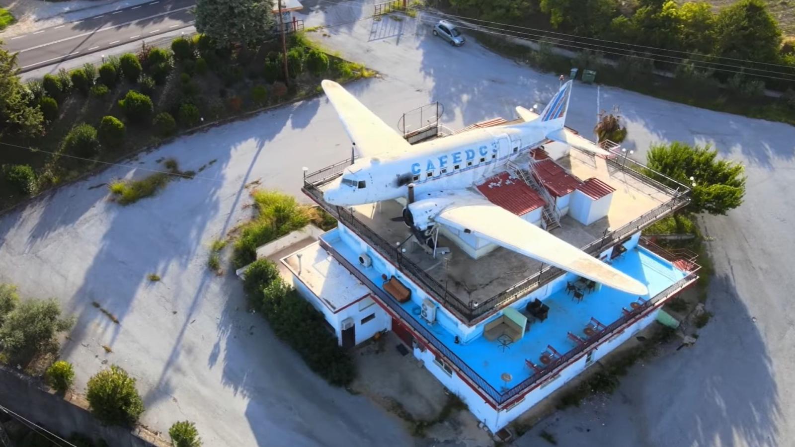 Το μοναδικό αεροπλάνο στον κόσμο που «προσγειώθηκε» σε ταράτσα βρισκόταν στην Ελλάδα -Η απίστευτη ιστορία του «Καφέ Αεροπλάνο