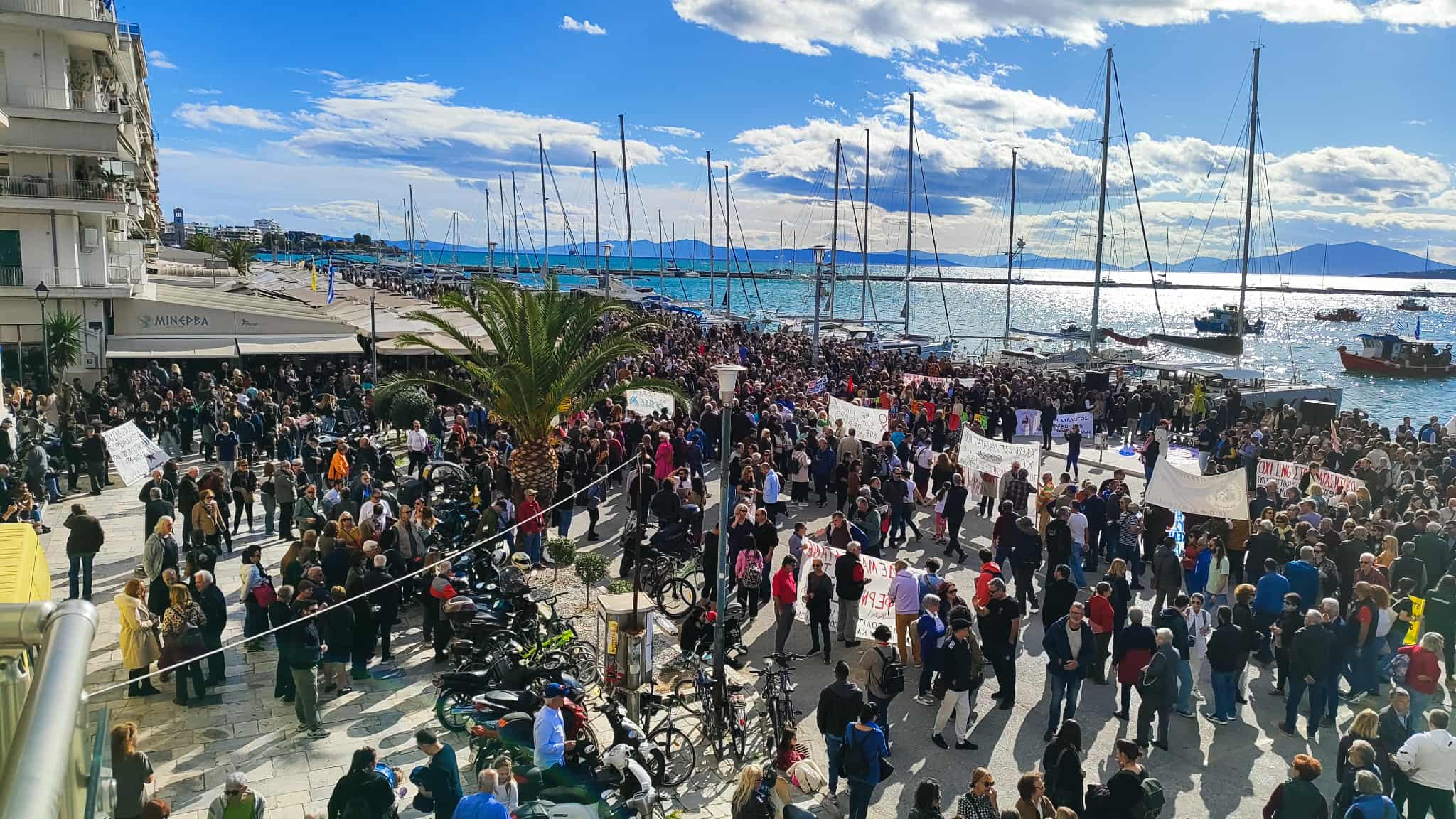 Χιλιαδες Πολίτες στην παραλία βροντοφωνάζουν ΟΧΙ  LNG  στον Παγασητικό (ΦΩΤΟ)