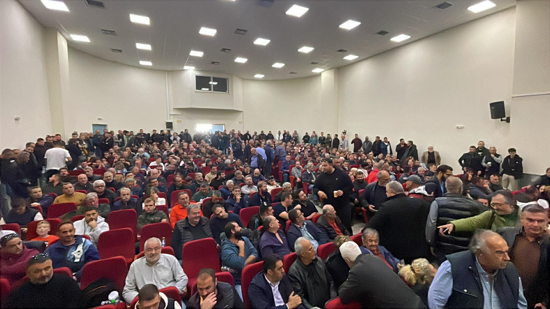 Χριστούγεννα στα μπλόκα αποφασίζουν οι αγρότες στη σύσκεψη της Πανελλαδικής στη Νίκαια (ΦΩΤΟ)