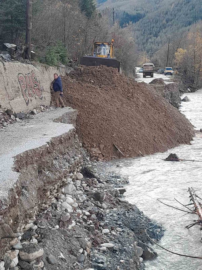 Σε εξέλιξη οι προσπάθειες αποκατάστασης των ζημιών και προσβασιμότητας στα χωριά του Ασπροποτάμου