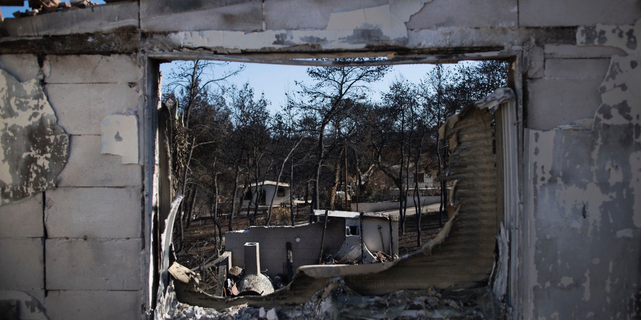 «Το Μάτι δεν είναι μυθιστόρημα»: Κάτοικοι και συγγενείς θυμάτων κατά Τσίπρα με αφορμή το βιβλίο «Ιθάκη»