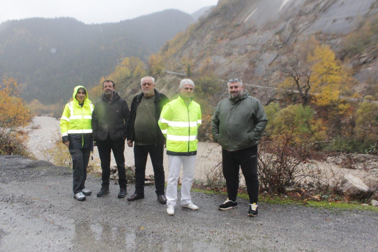 Κατολισθητικά φαινόμενα στην περιοχή Γαρδικίου και Αθαμανίας  δημιούργησαν προβλήματα στο οδικό άξονα (ΦΩTO)    