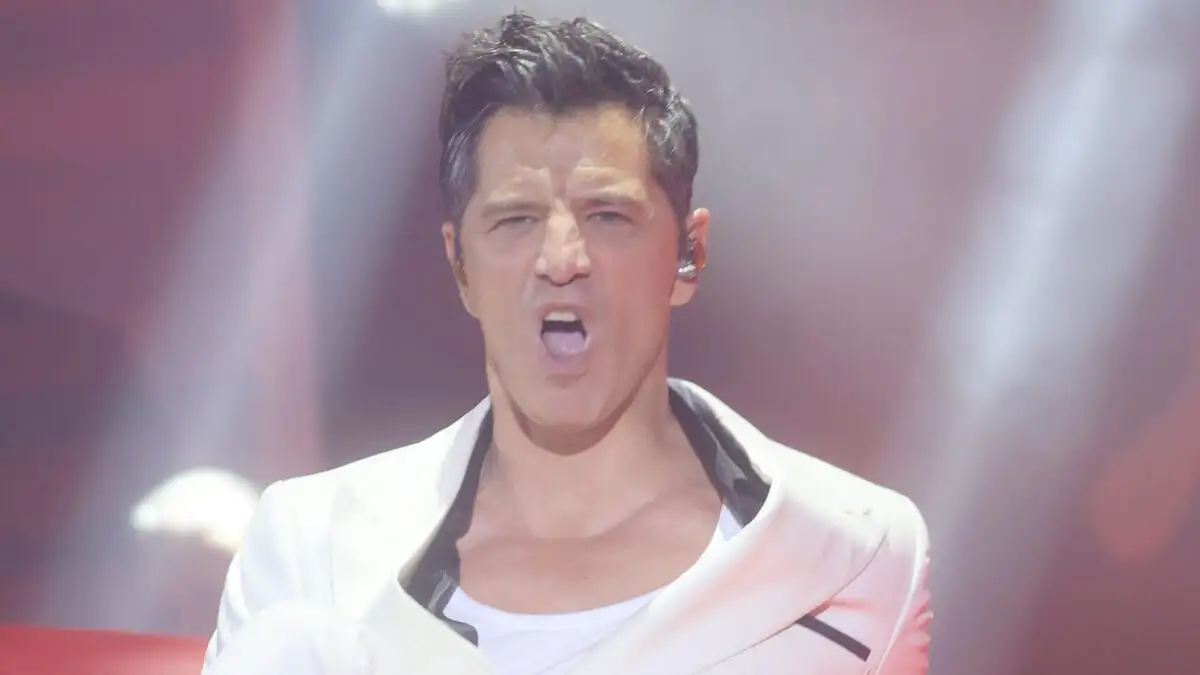 Σάκης Ρουβάς: Το ατύχημα του τραγουδιστή και η στιγμή της πτώσης του από πλατφόρμα στα μπουζούκια