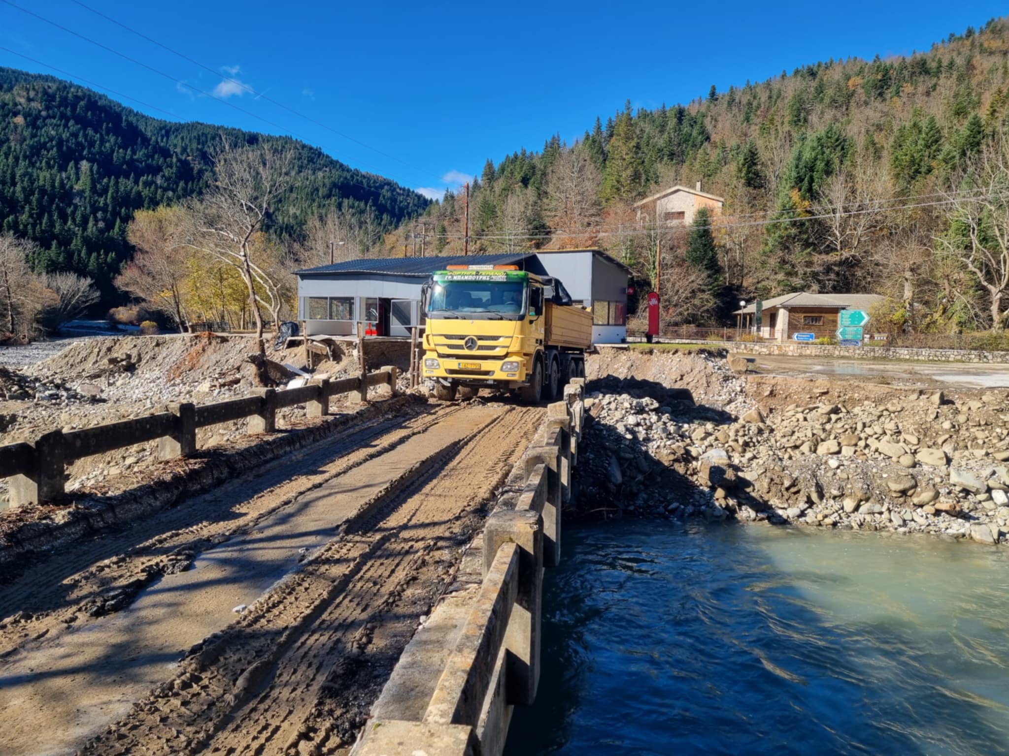 Συνεχίζονται εργασίες αποκατάστασης στον Ασπροπόταμο εν αναμονή νέου κύματος από αύριο (ΦΩΤΟ+video)