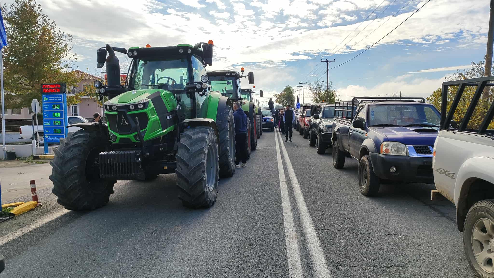 Στο Ριζόμυλο-το κομβόϊ - ξεκινούν για Νίκαια οι αγρότες της Μαγνησίας -δυνάμεις των ΜΑΤ τους περιμένουν(ΦΩΤΟ)