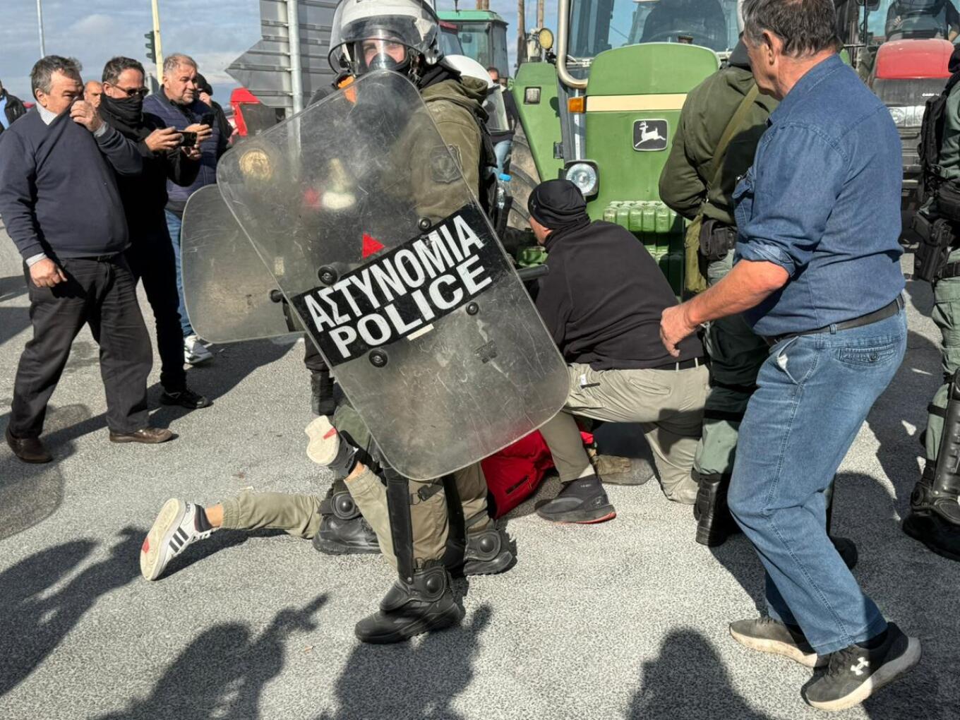 Απεκλεισαν και την ΠΑΘΕ οι αγρότες στη Νίκαια μετά τον Ε-65- κομμένη στα δύο η Ελλάδα (ΦΩΤΟ+video)