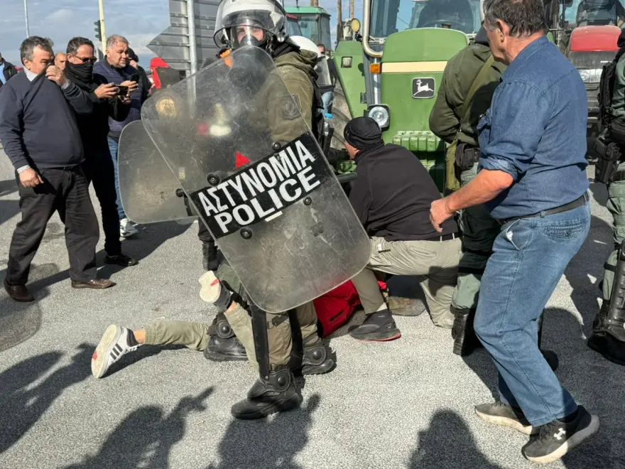Τρεις συλλήψεις στα επεισόδια με ΜΑΤ και αγρότες στη Λάρισα