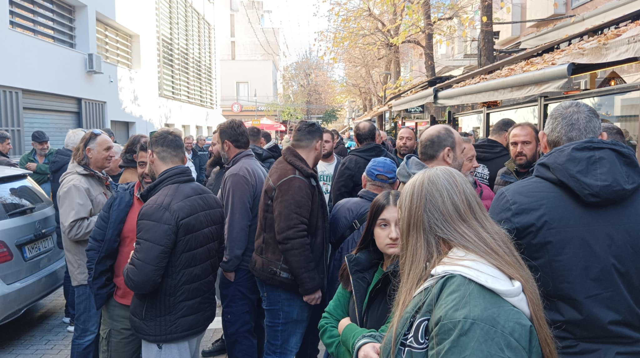 Συγκέντρωση αλληλεγγύης αγροτών για τους τρεις συλληφθέντες που οδηγούνται στο αυτόφωρο (ΦΩΤΟ)