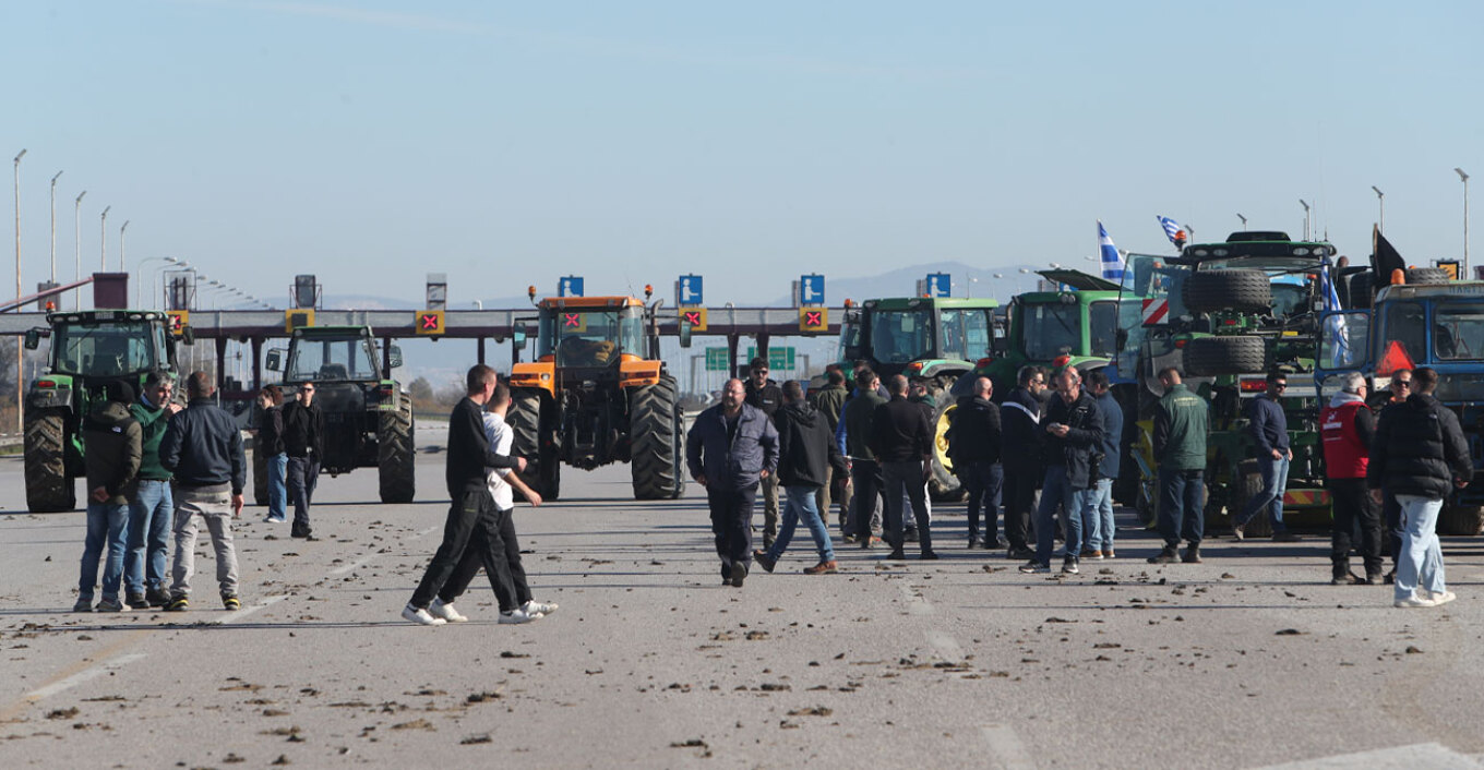 Οι αγρότες έκλεισαν την ΠΑΘΕ και στο ύψος των Μαλγάρων - Ένταση με οδηγούς, δείτε πού υπάρχουν μπλόκα