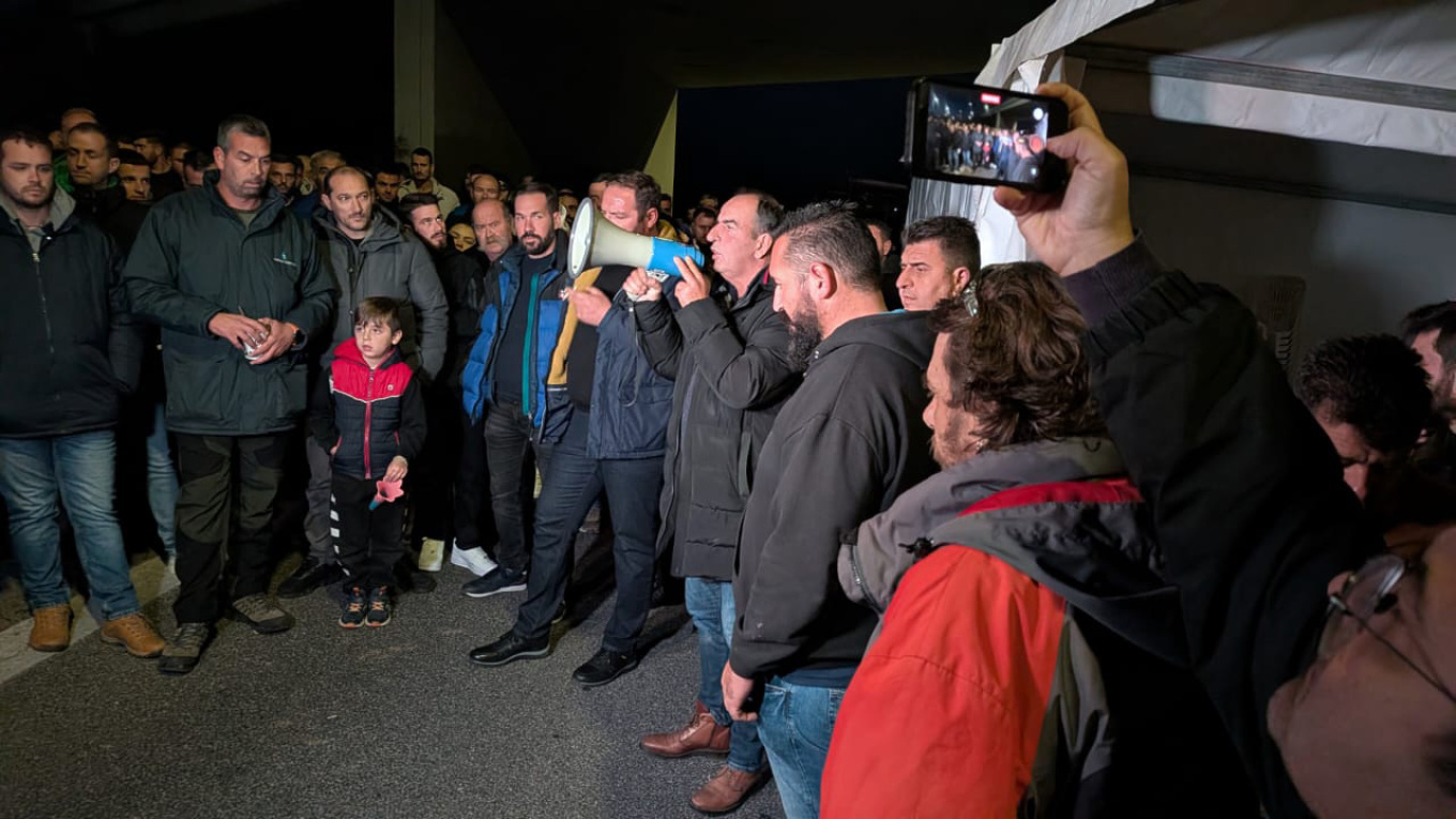 Ενισχύουν το μπλόκο στον κόμβο της Νίκαιας οι αγρότες – Στόχος να ξεπεράσουν τα 1.000 τρακτέρ (βίντεο)