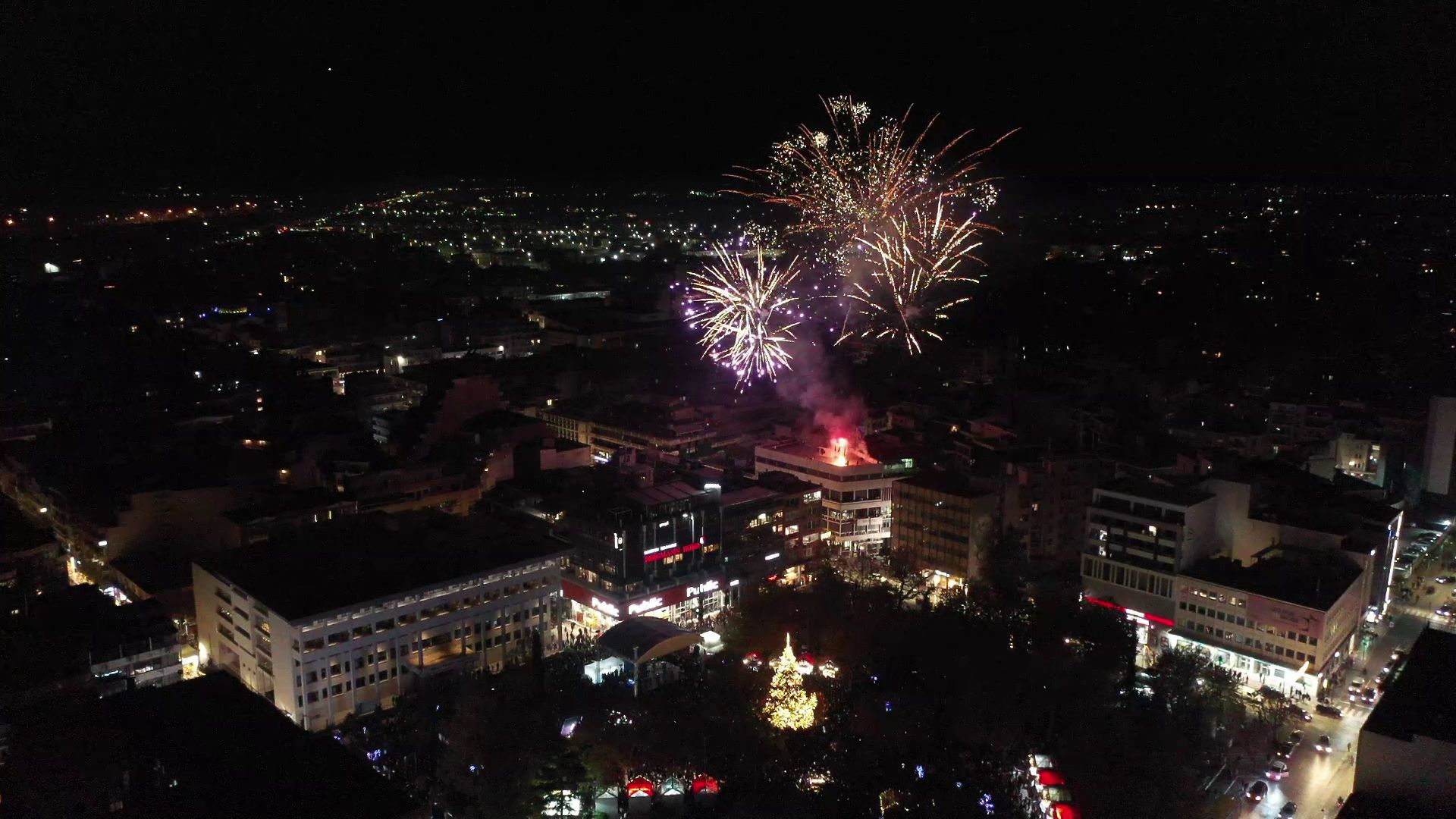 Δήμος Λαρισαίων: Φαντασμαγορική τελετή για το άναμμα του χριστουγεννιάτικου δέντρου (ΦΩΤΟ+video)