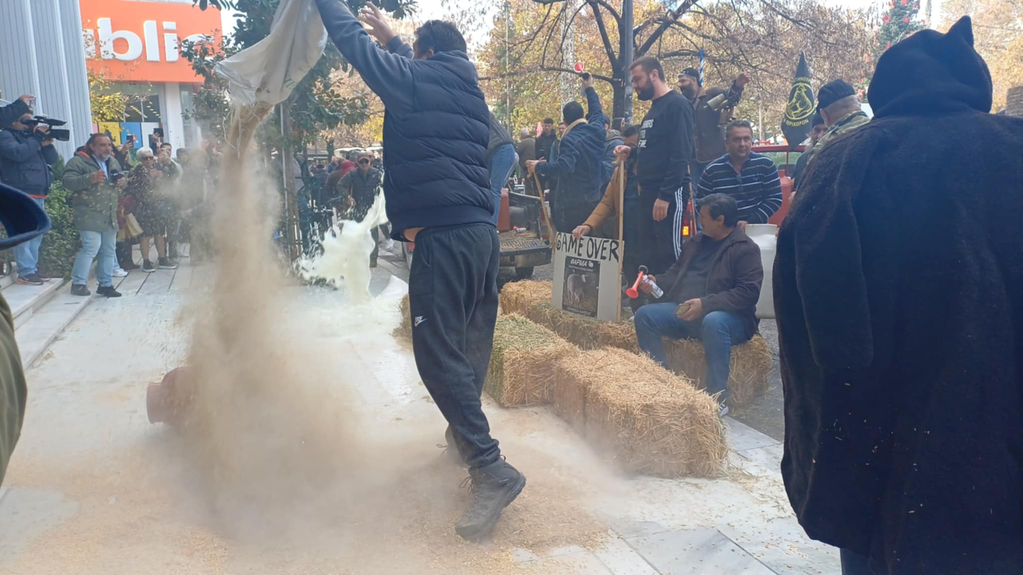 Οργισμένοι κτηνοτρόφοι στην κεντρική πλατεία έχυσαν γάλα και ζωοτροφές (ΦΩΤΟ+video)