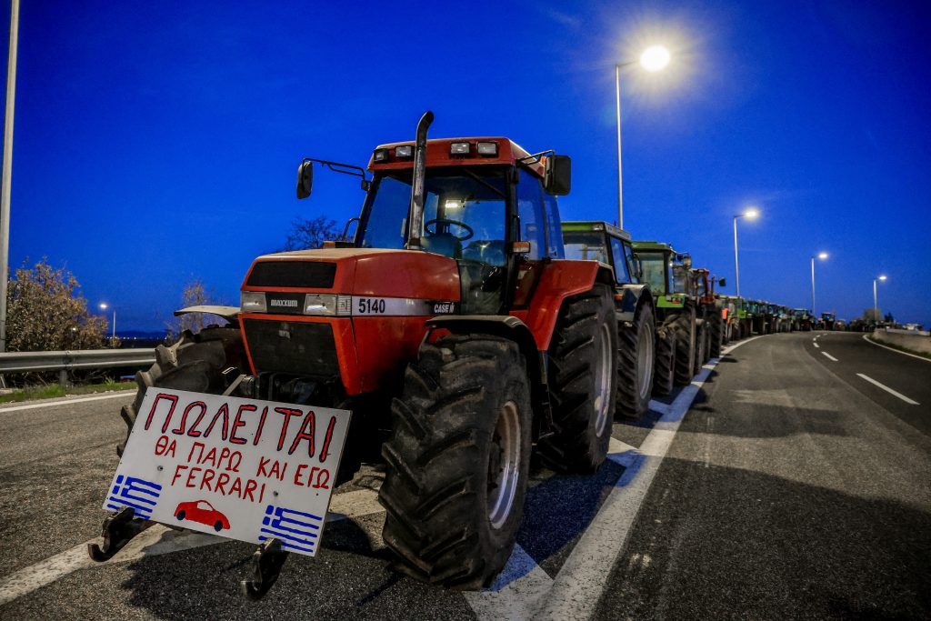 Σταθμός Ευζώνων: Έκλεισαν τα σύνορα οι αγρότες, μπλόκο σε όσους μπαίνουν στη χώρα -Ένταση και στη Λάρισα