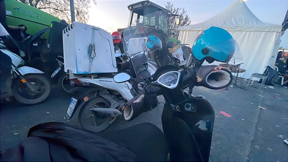 Συμπαράσταση το απόγευμα στο μπλόκο της Νίκαιας από ντελιβεράδες