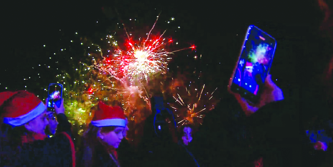 Ο Βόλος μάγεψε ξανά! – Υπερθέαμα για τη φωταγώγηση της πόλης και την υποδοχή των Χριστουγέννων (εικόνες)