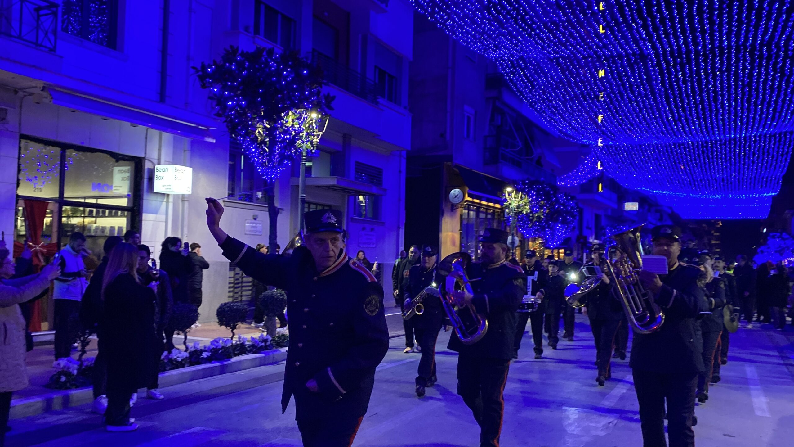 Παραδοσιακή εορταστική βόλτα με άμαξες κάτω από τον μπλε ουρανό με Θεοδωρή Φέρρη, Ανδρομάχη και Αχιλλέα Μπέο