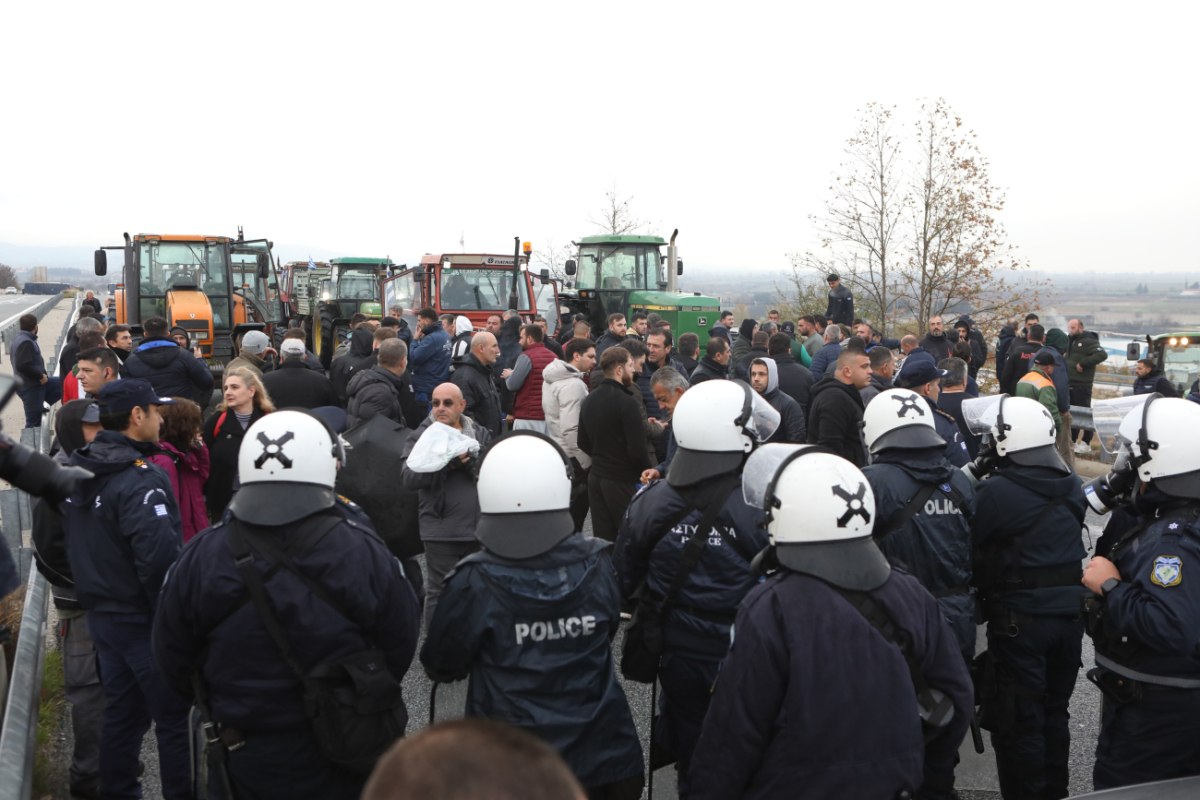 Οι αγρότες έσπασαν τον αστυνομικό φραγμό, θέλουν να στήσουν μπλόκο στο τελωνείο Προμαχώνα, επεισόδια και στο Κιάτο