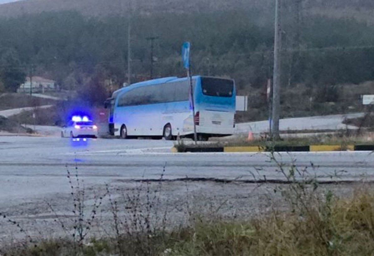 Πτολεμαΐδα: Εκτροπή λεωφορείου με 25 εργαζόμενους στη ΔΕΗ – Νεκρός από ανακοπή ο οδηγός