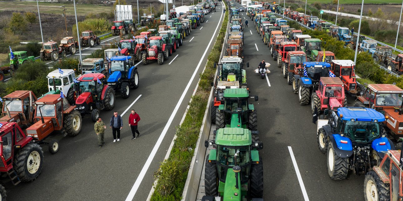 4.000 τρακτέρ στα μπλόκα της Θεσσαλίας, ενισχύονται και πληθαίνουν στη χώρα