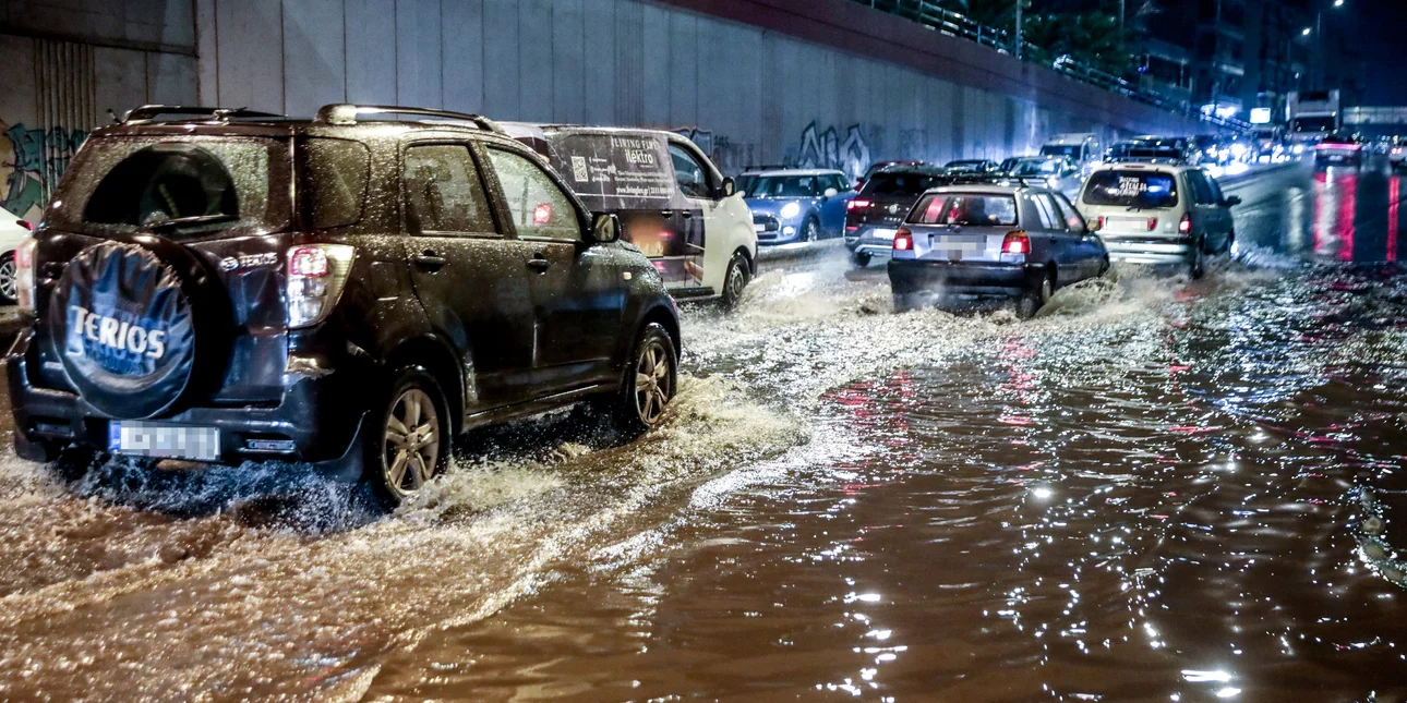 Η κακοκαιρία Byron «σφυροκοπά» την Αττική, δρόμοι ποτάμια και πλημμύρες -112 σε Μάνδρα-Μέγαρα, κλειστή η  Αθηνών-Κορίνθου