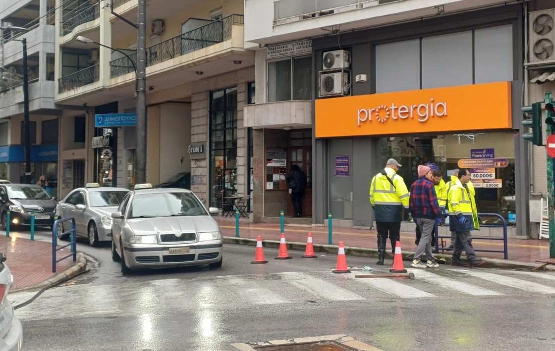 Άνοιξε τρύπα στο οδόστρωμα στο κέντρο της Λάρισας- που οφείλεται (ΦΩTO)